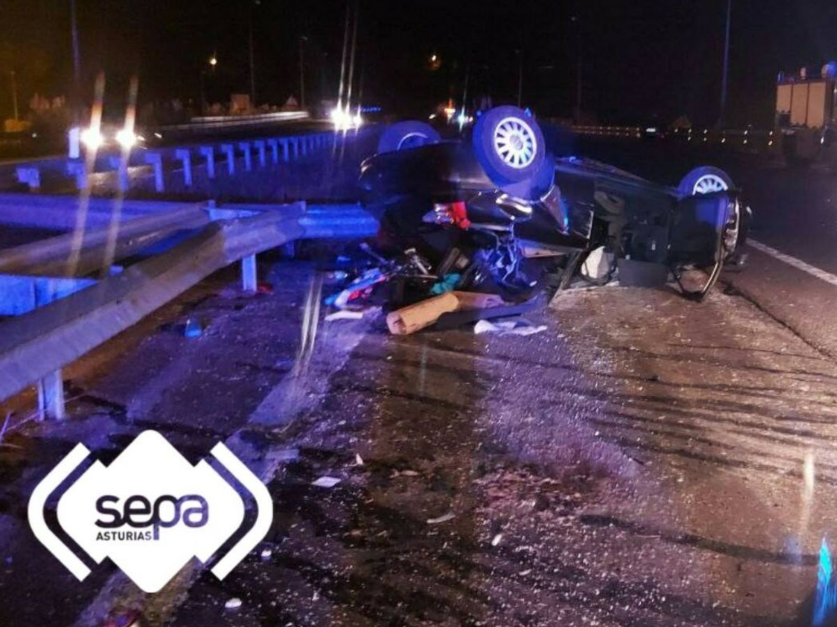 Foto: El coche volcado del accidente en Villaviciosa. Foto: 112 Asturias