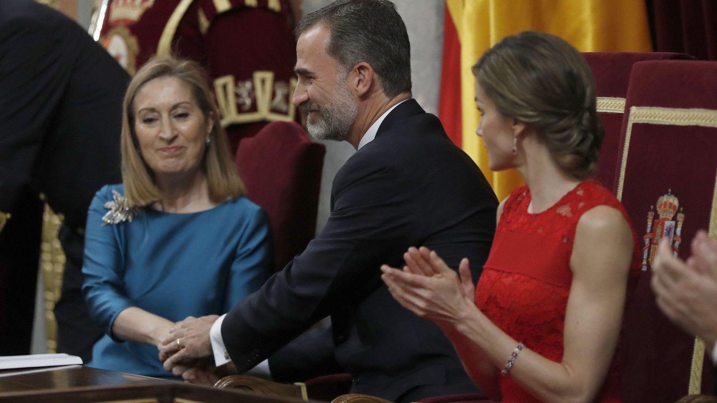 Don Felipe saluda a la presidenta del Congreso, Ana Pastor. (EFE)