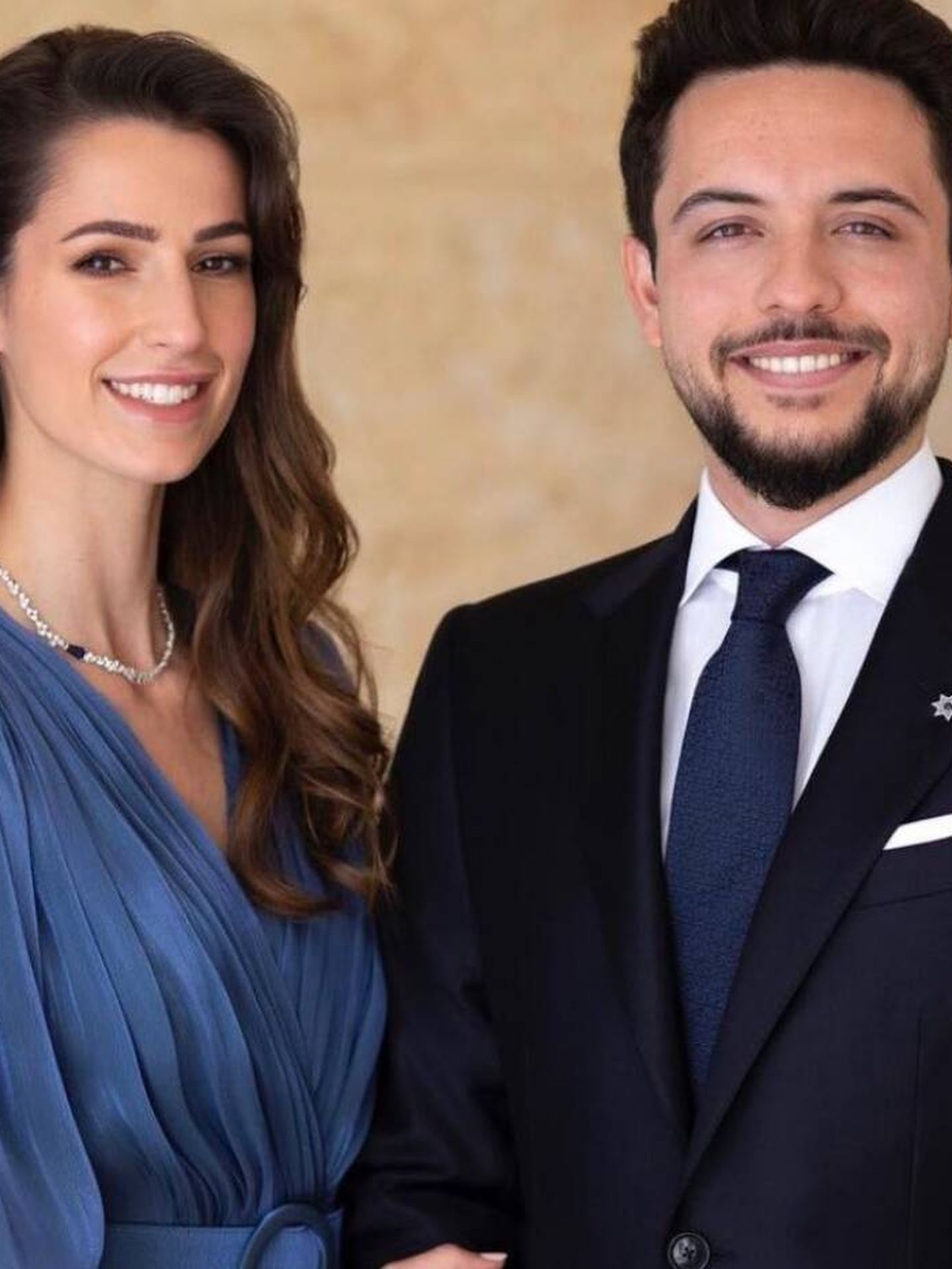 Hussein y Rajwa de Jordania posan por su compromiso. (Instagram)