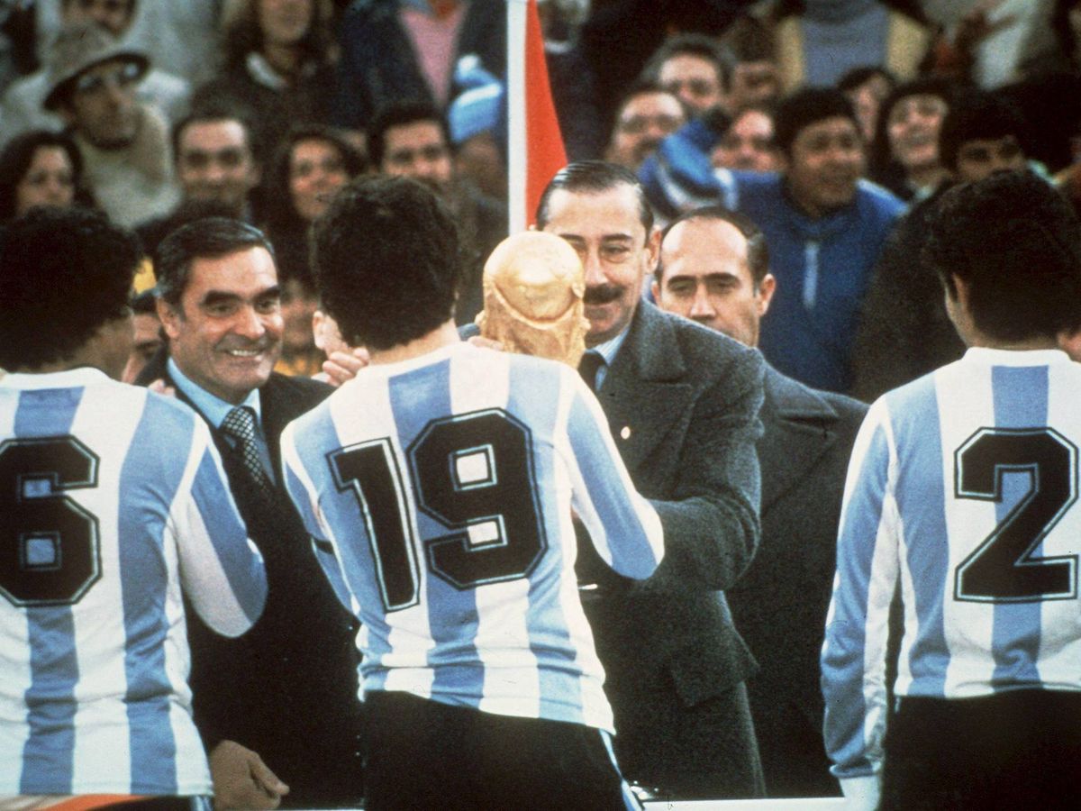 Foto: Passarella recibe la Copa del Mundo del Mundial de 1978. (EFE/Actualités Suisses)