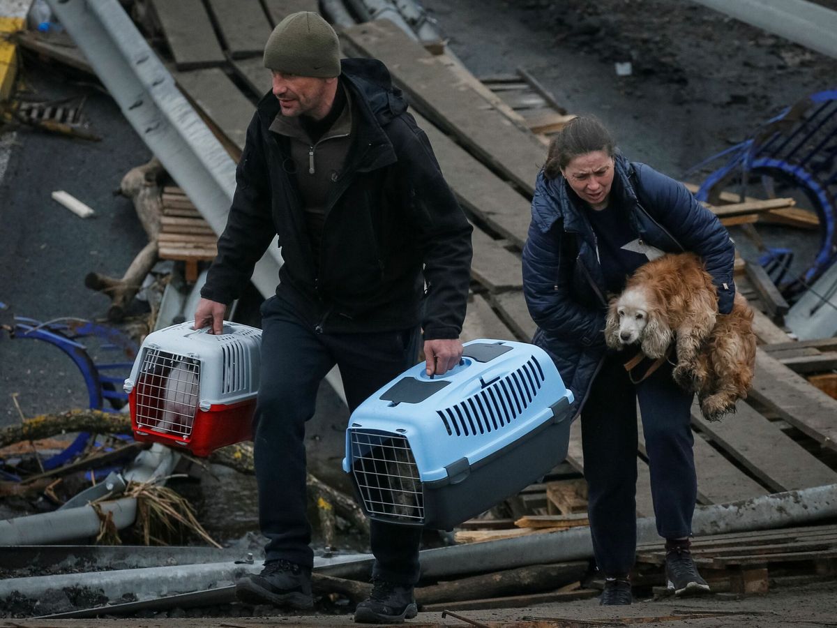Foto: Evacuación de civiles a las afueras de Kiev. (Reuters/Gleb Garanich)
