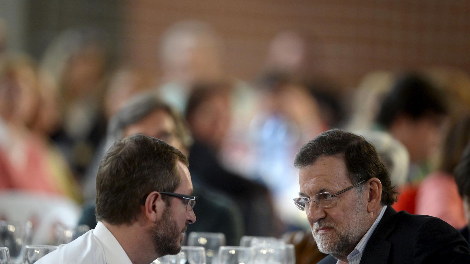Foto: Mariano Rajoy dialoga en la intimidad junto al vicesecretario sectorial para asuntos sociales, Javier Maroto, durante un acto en Vitoria. REUTERS/Vincent West
