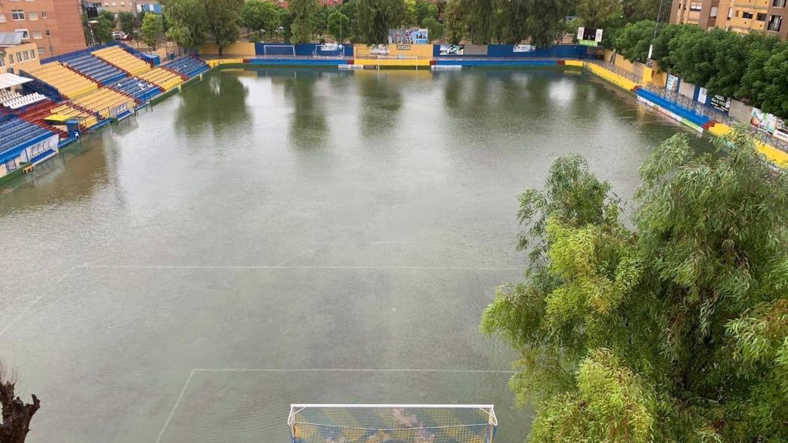 Foto: El estadio del Orihuela, completamente inundado tras las fuertes lluvias de la semana pasada. (@Orihuela_CF)