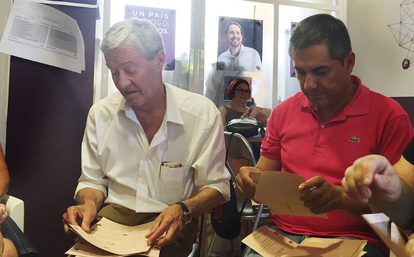 Verstrynge ensobra papeletas acompañado por el secretario general de Guadalajara, Fernando Plaza.