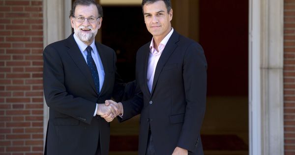 Foto: Mariano Rajoy y Pedro Sánchez, en las escalinatas de La Moncloa el pasado 2 de octubre. (EFE)