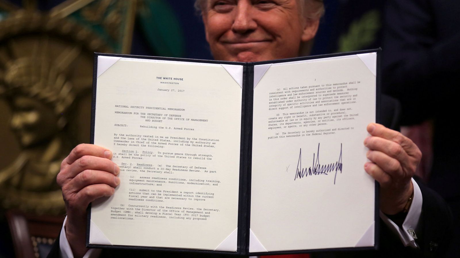 Foto: El presidente Donald Trump, con una de las órdenes ejecutivas firmadas esta semana. (Reuters)