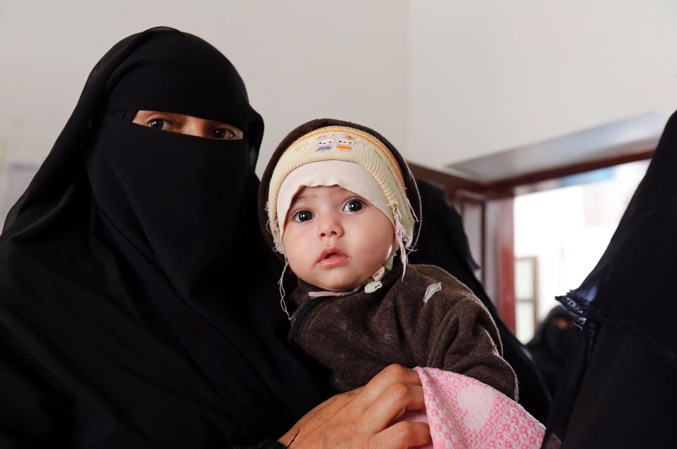 Una mujer espera a que su hijo reciba la vacuna contra la polio en un centro de salud, en Saná, Yemen (Yahya Arhab / EFE)