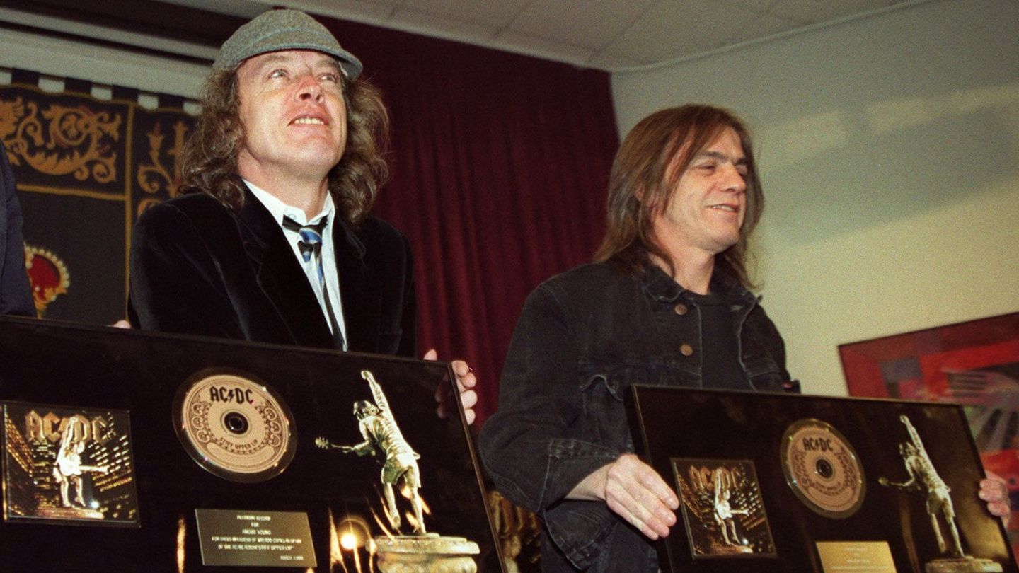 Fotografía de archivo (21-03-2000) de Angus Young (i) y su hermano Malcom. (EFE)