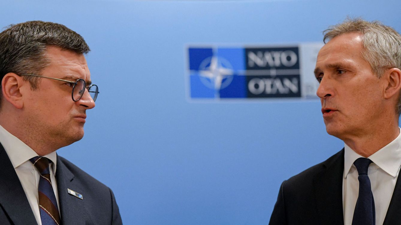 Foto: El secretario general de la OTAN, Jens Stoltenberg, y el ministro de Asuntos Exteriores de Ucrania, Dmytro Kuleba, a la izquierda, en Bucarest. (Reuters/Pool/Alexandru Dobre) 