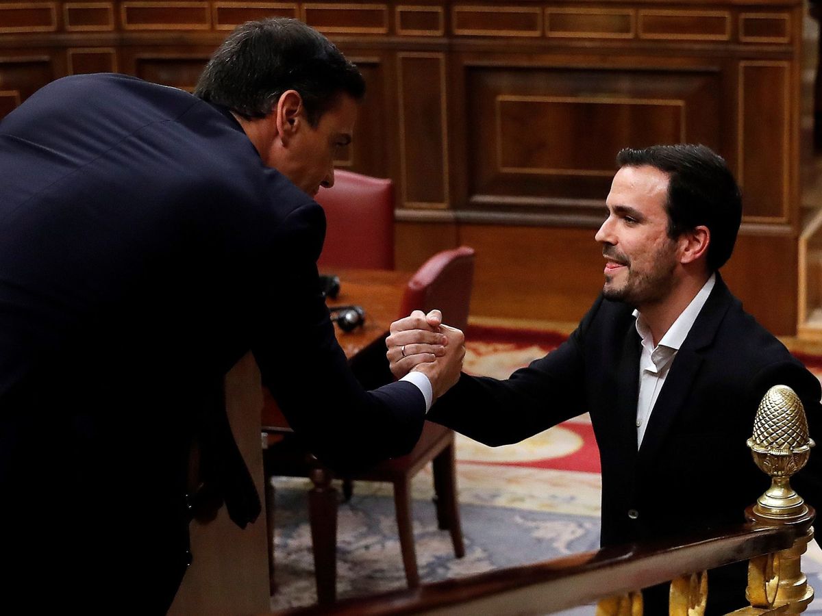 Foto: Alberto Garzón saluda al candidato a la Presidencia del Gobierno, Pedro Sánchez. (EFE)