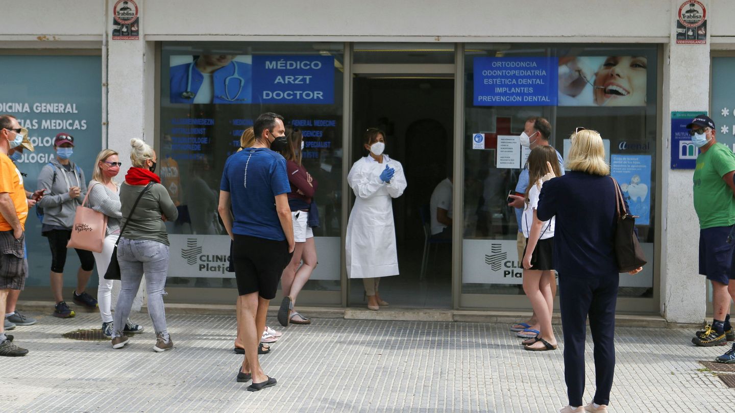 Turistas esperan resultados de test de covid en Mallorca. (EFE)