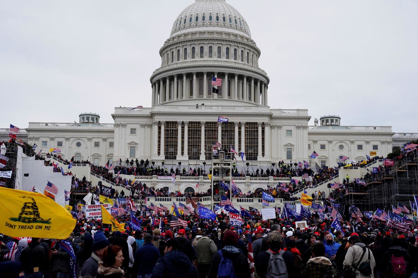 Manifestantes, frente al Capitolio. (Reuters)