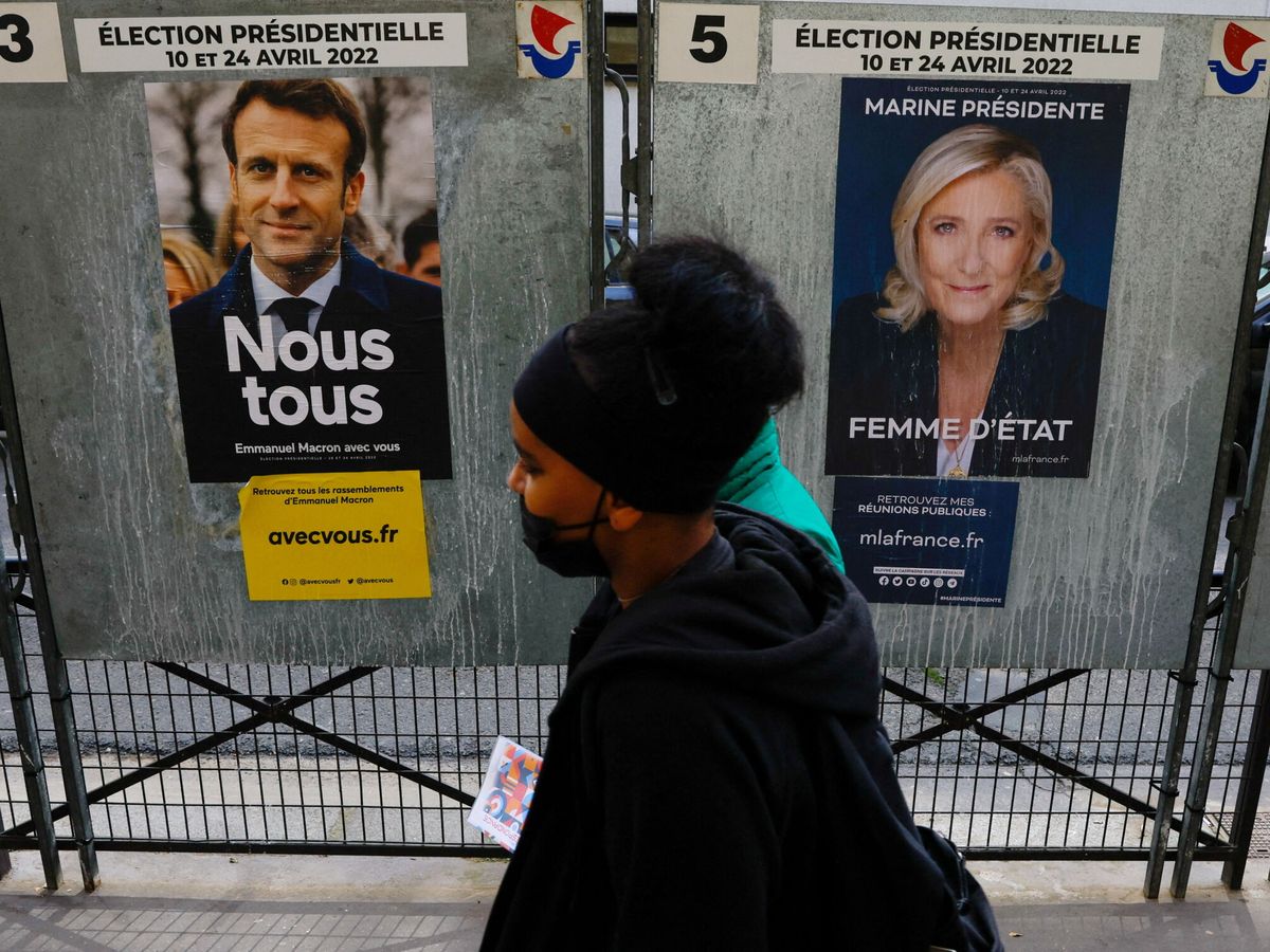 Foto: Dos cárteles electorales de Macron y Le Pen, los dos candidatos con más opciones. (Reuters/Gonzalo Fuentes)