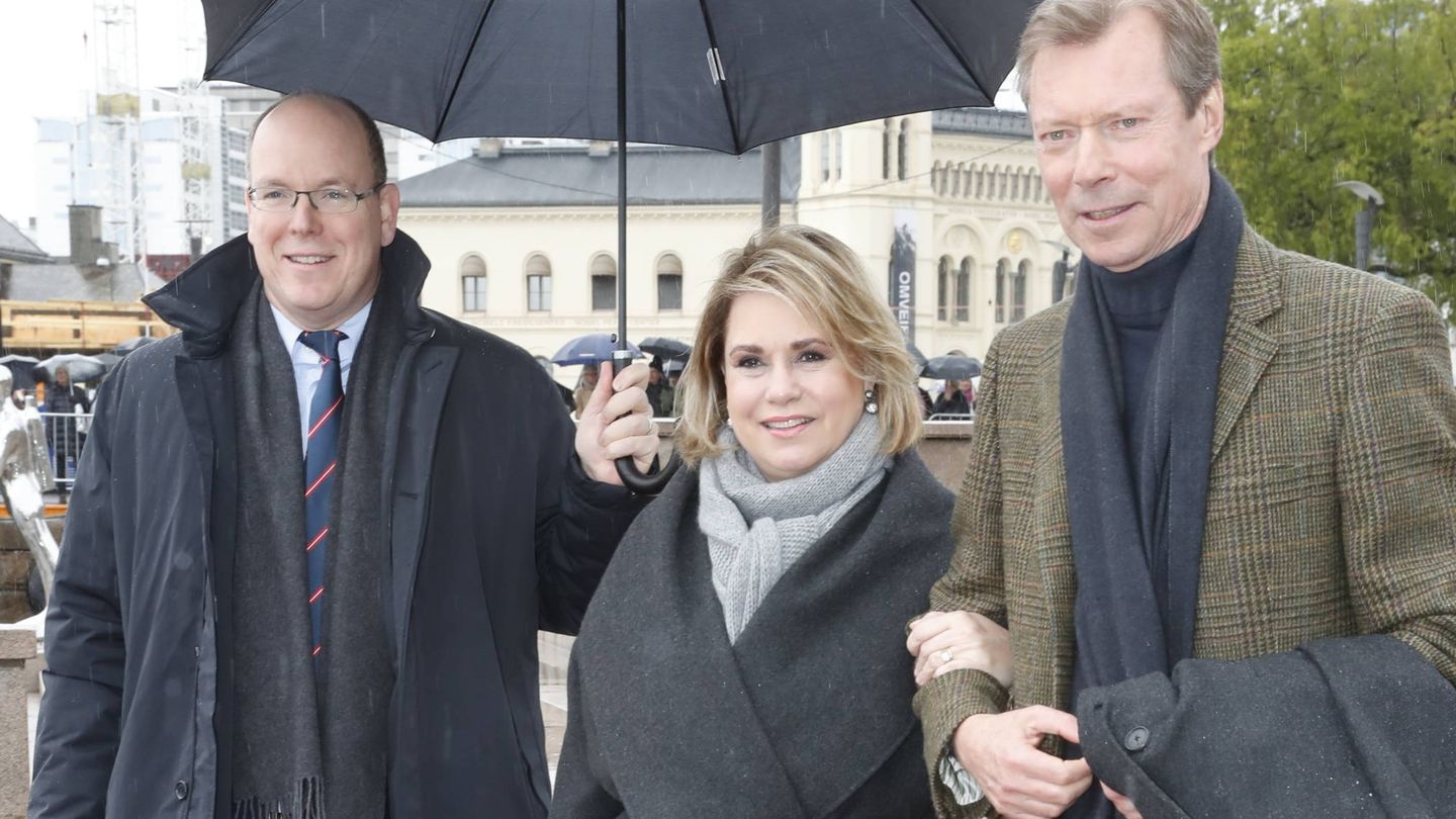 Alberto con los grandes duques de Luxemburgo en Noruega. (Gtres)
