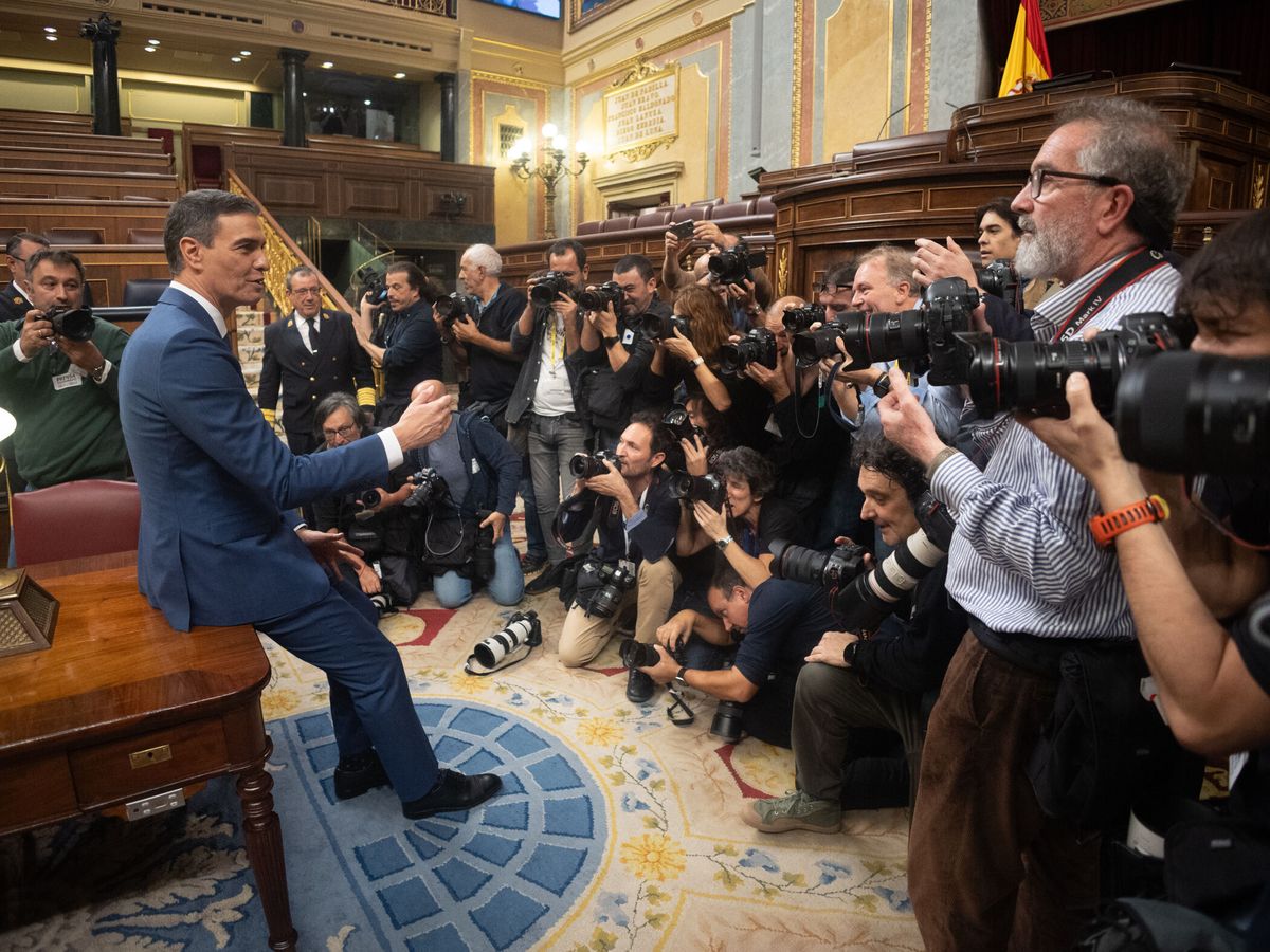 Foto: Pedro Sánchez, este jueves en el hemiciclo, con los fotógrafos que cubren la información del Congreso. (Eduardo Parra/Europa Press) 