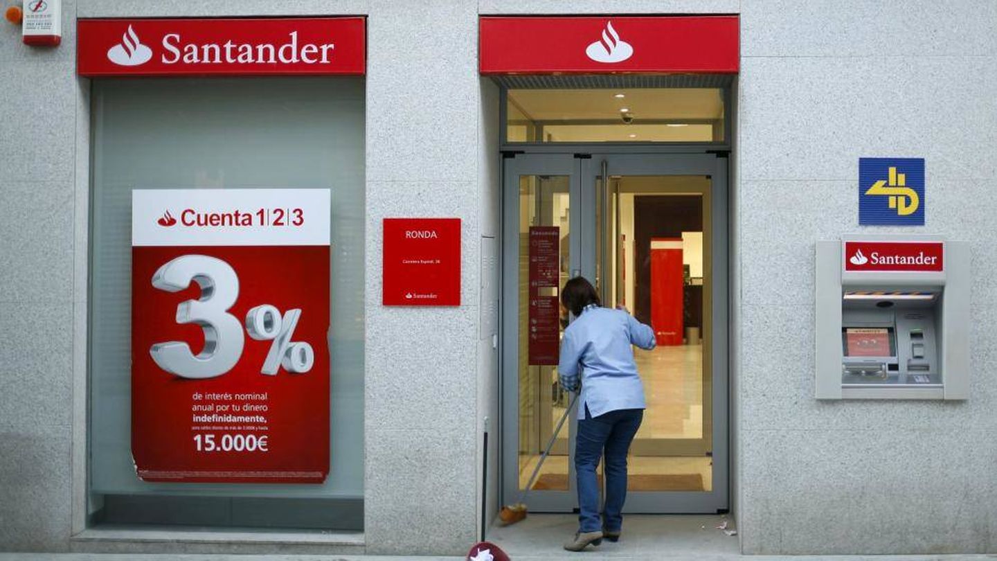 Anuncio de la Cuenta 1, 2, 3 en una oficina del Banco Santander. (Reuters)