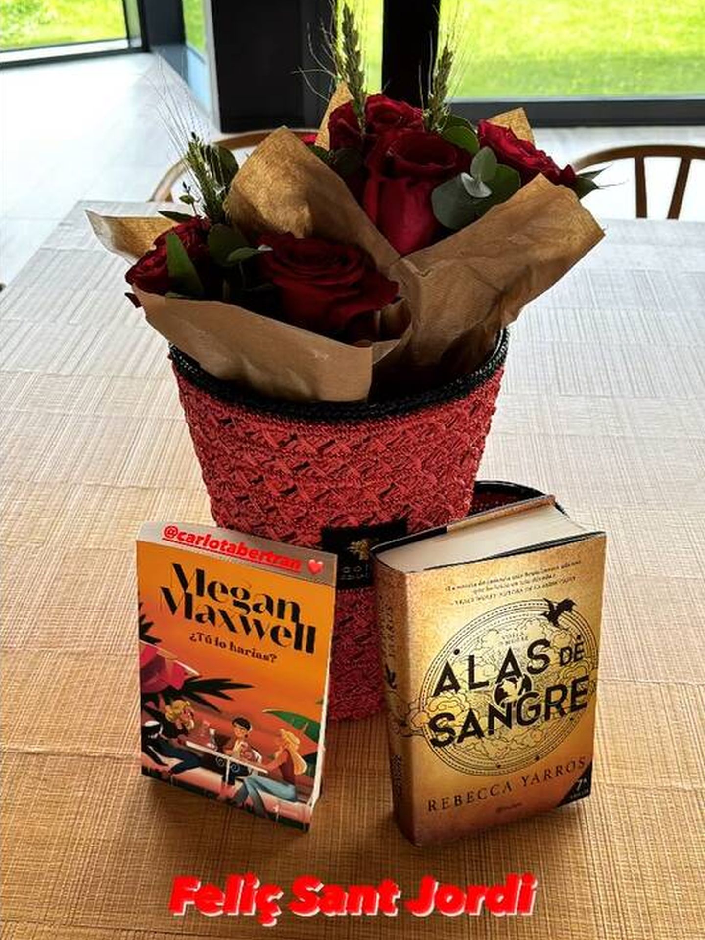 El ramo de rosas que le ha regalado Pol Espargaró a Carlota Bertran Crous. (Instagram/@polespargaro)
