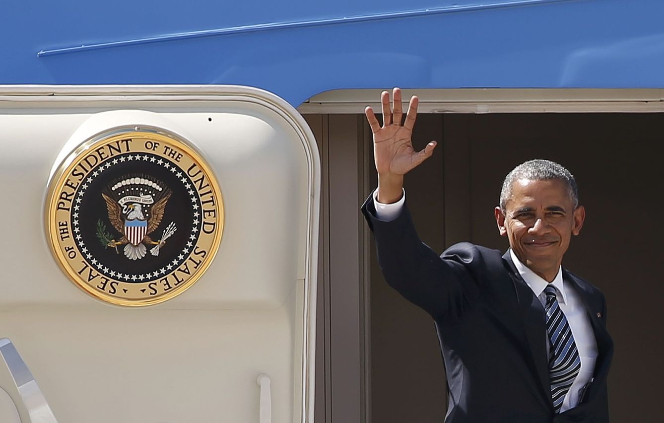 Foto: Barack Obama se despide de Madrid en la base aérea de Torrejón de Ardoz, subido a bordo del 'Air Force One', paa partir hacia Rota. (Reuters)
