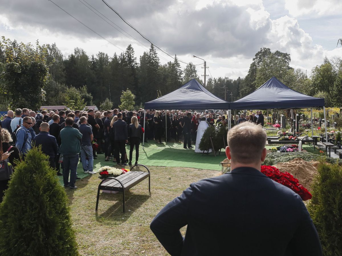 Foto: Un grupo de personas se reúne junto al féretro con el cuerpo del jefe del Grupo Wagner, Valery Chekalov, fallecido en un accidente aéreo, durante el funeral. (EFE / Anatoly Maltsev)