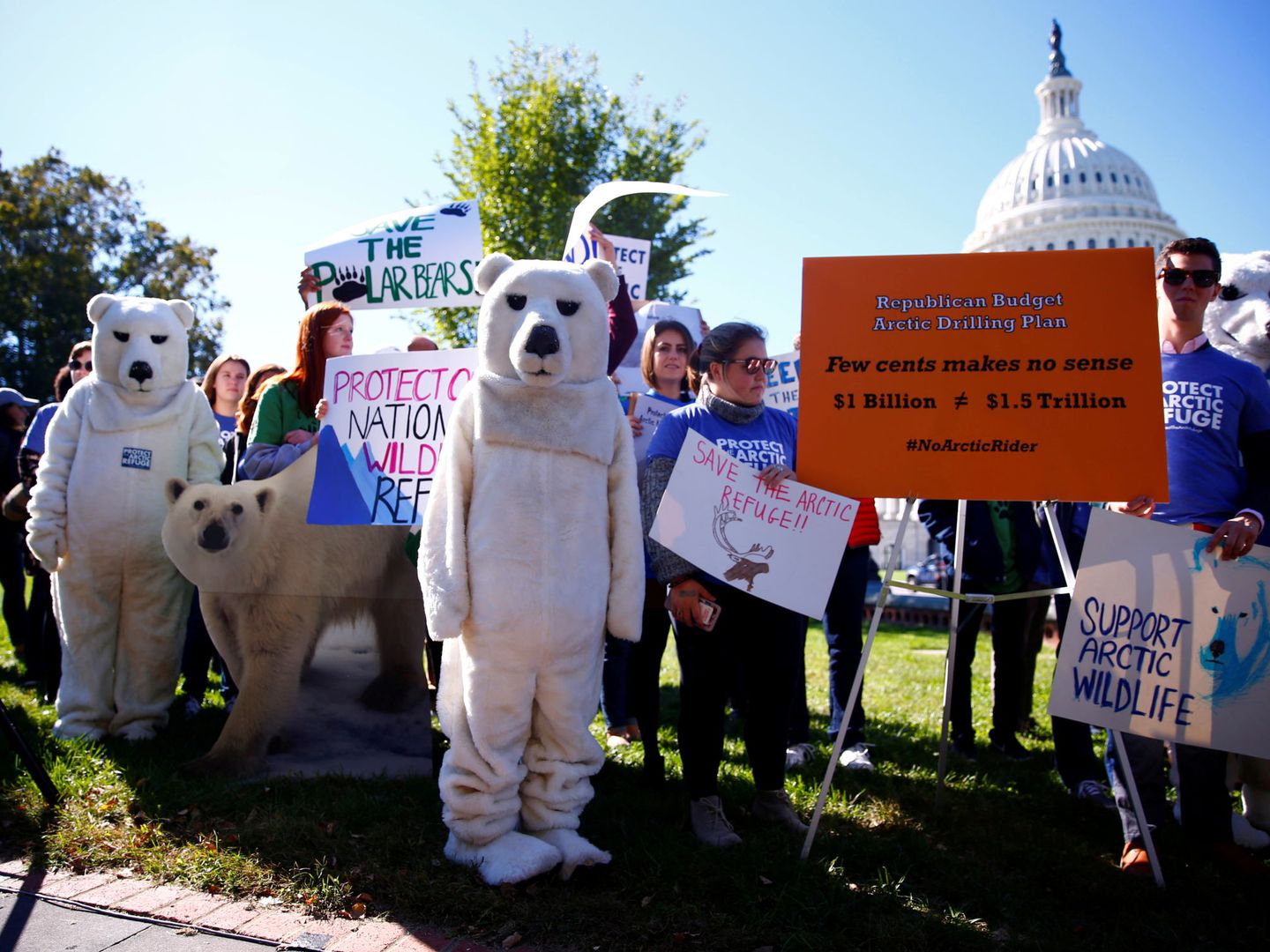 Protestas frente al Capitolio de EEUU en contra de la obtención de hidrocarburos en Alaska. Reuters