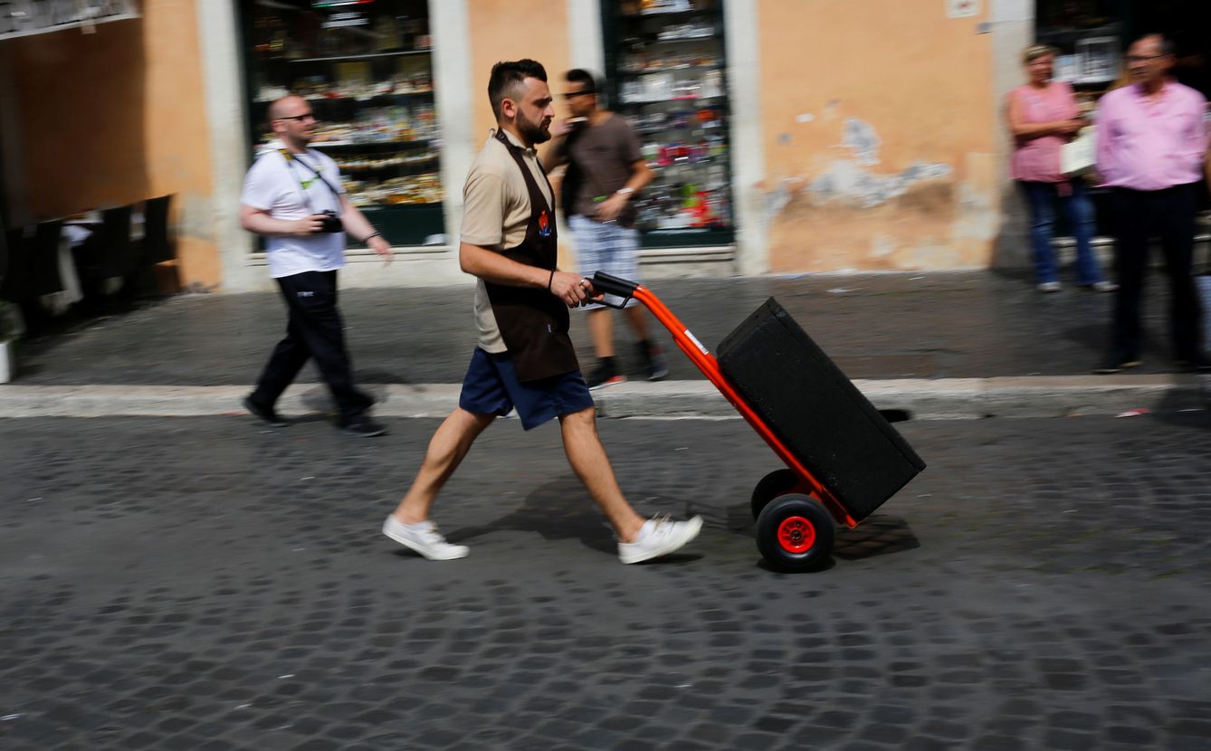 Un trabajador empuja un carrito en Roma, en junio de 2018. (Reuters)
