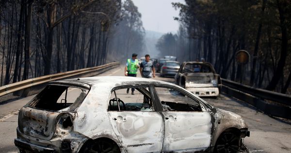 Foto: Coches carbonizados tras el incendio, en Figueiro dos Vinhos. (Reuters)