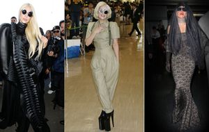 Lady Gaga cuando viaja, es que viaja de verdad