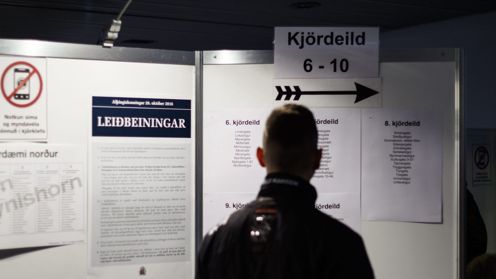 Foto: Un votante hace cola en un centro electoral en el ayuntamiento de Reikiavik (EFE)