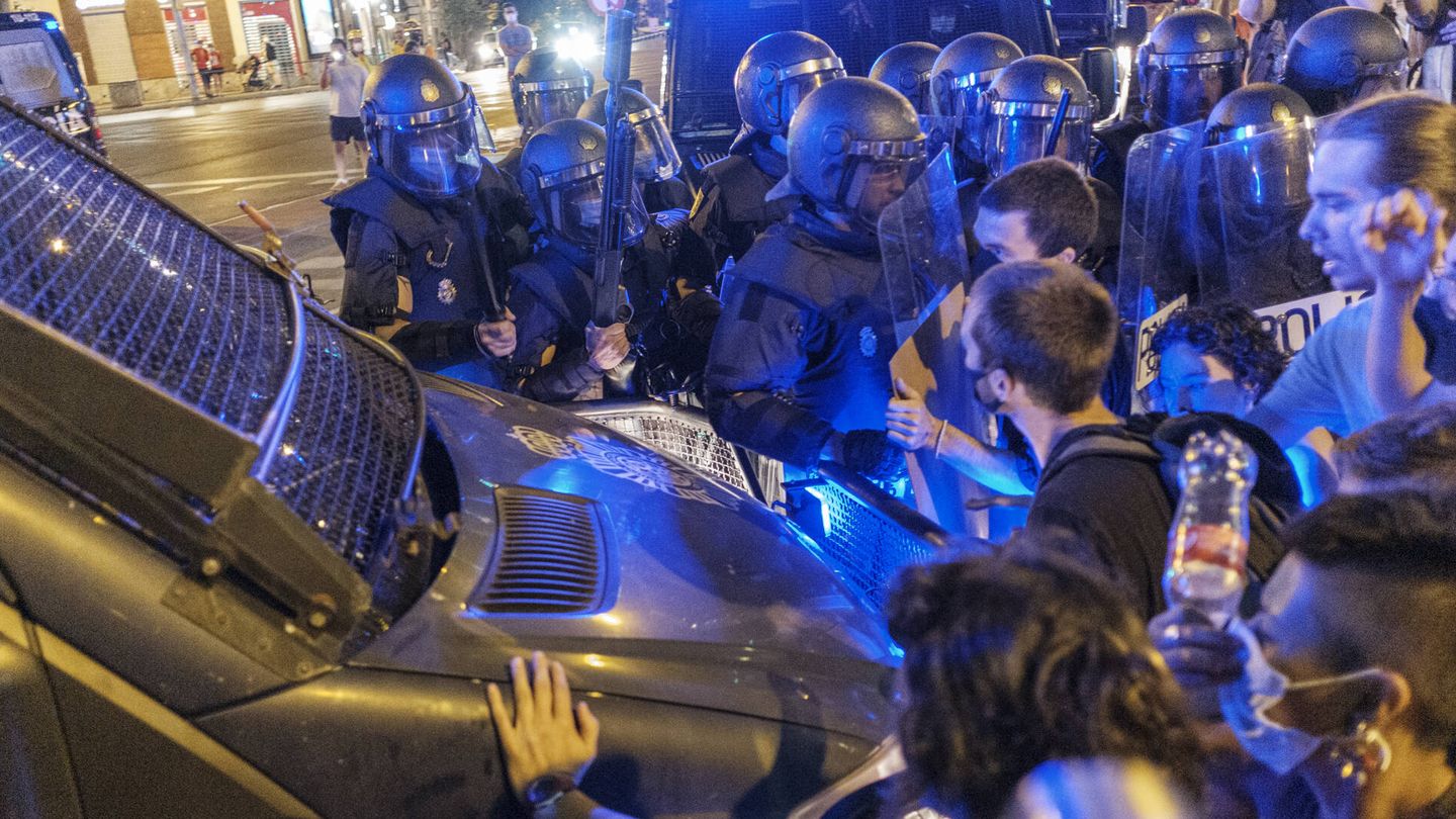 Una furgoneta de policía se abre hueco entre los manifestantes. (Sergio Beleña)