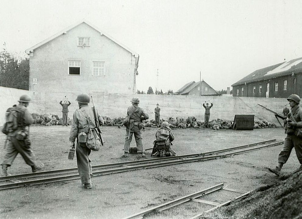 Guardas de los campos vigilados por miembros del Regimiento de Infantería 157 (CC)