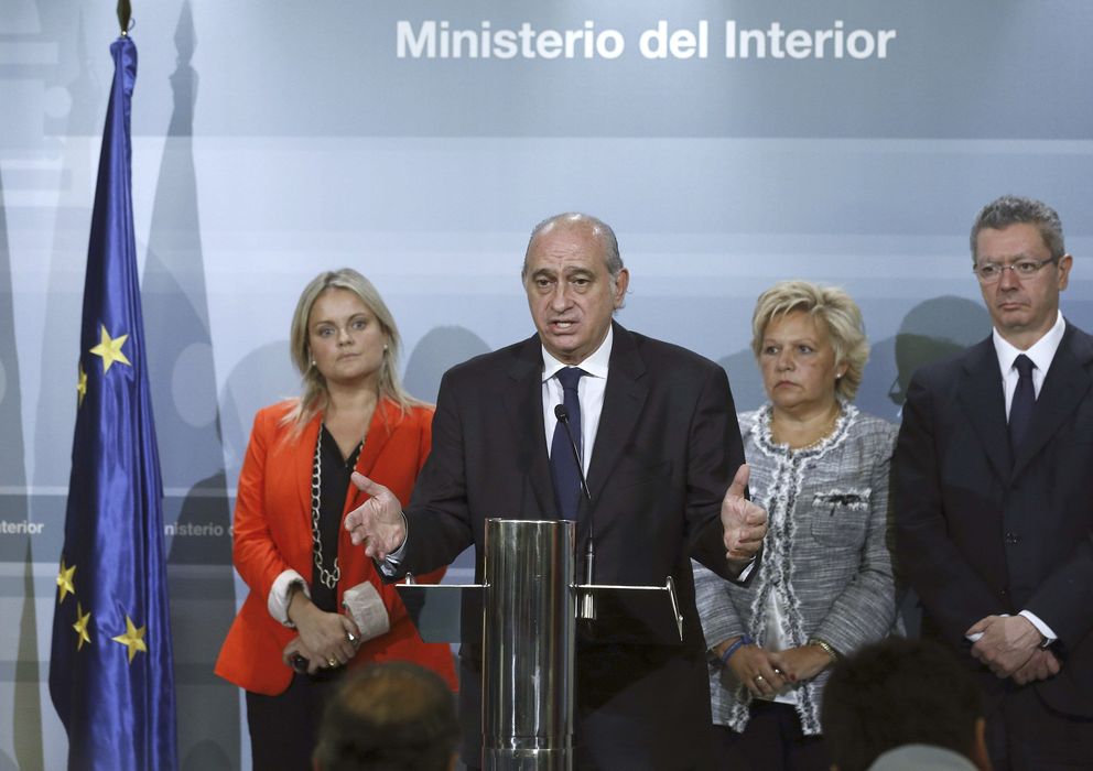 Foto: El ministro de Interior, el ministro de Justicia, la presidenta de la FVT, Mari Mar Blanco (i), y la presidenta de la AVT.