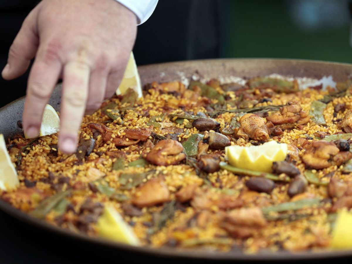 Foto: Descubre cómo recalentar la paella y disfrutar más de su sabor al día siguiente. (EFE/Biel Aliño)