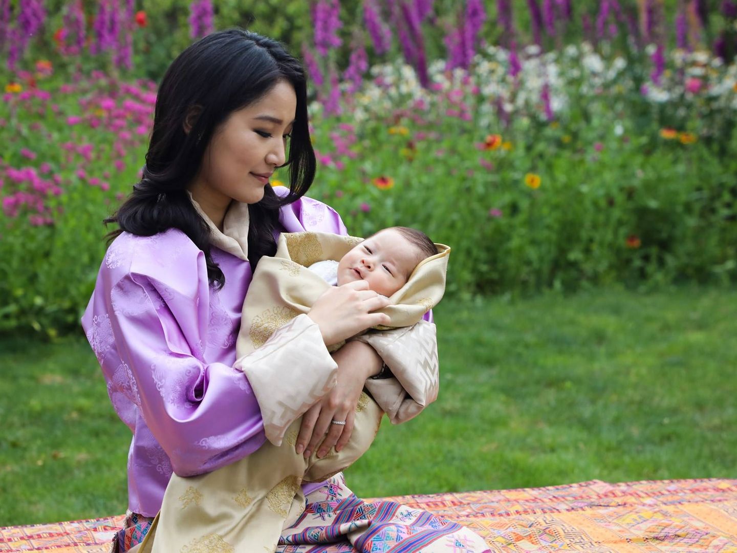 La reina de Bután, madre feliz, con su bebé en brazos. (Royal Offce for Media).