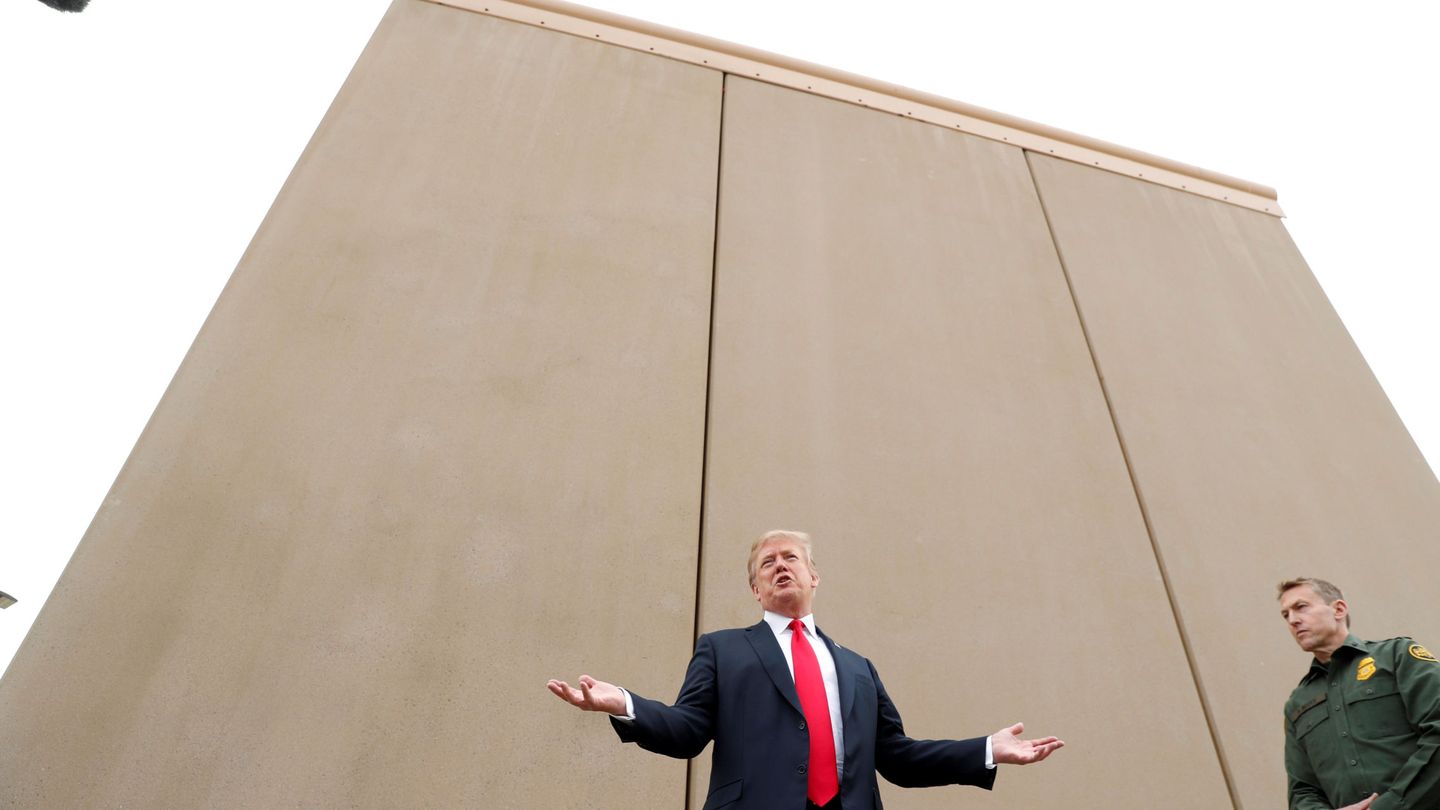 Donald Trump visita los prototipos del muro fronterizo que están siendo desplegados en San Diego, California, el 13 de marzo de 2018. (Reuters)