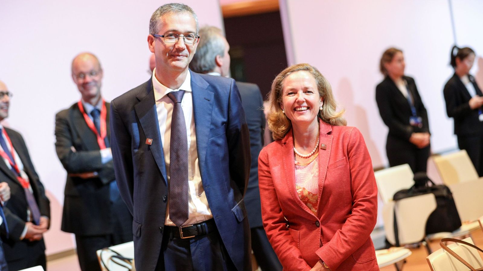 Foto: El gobernador del Banco de España, Pablo Hernández de Cos, junto a la ministra de Economía, Nadia Calviño (Efe)