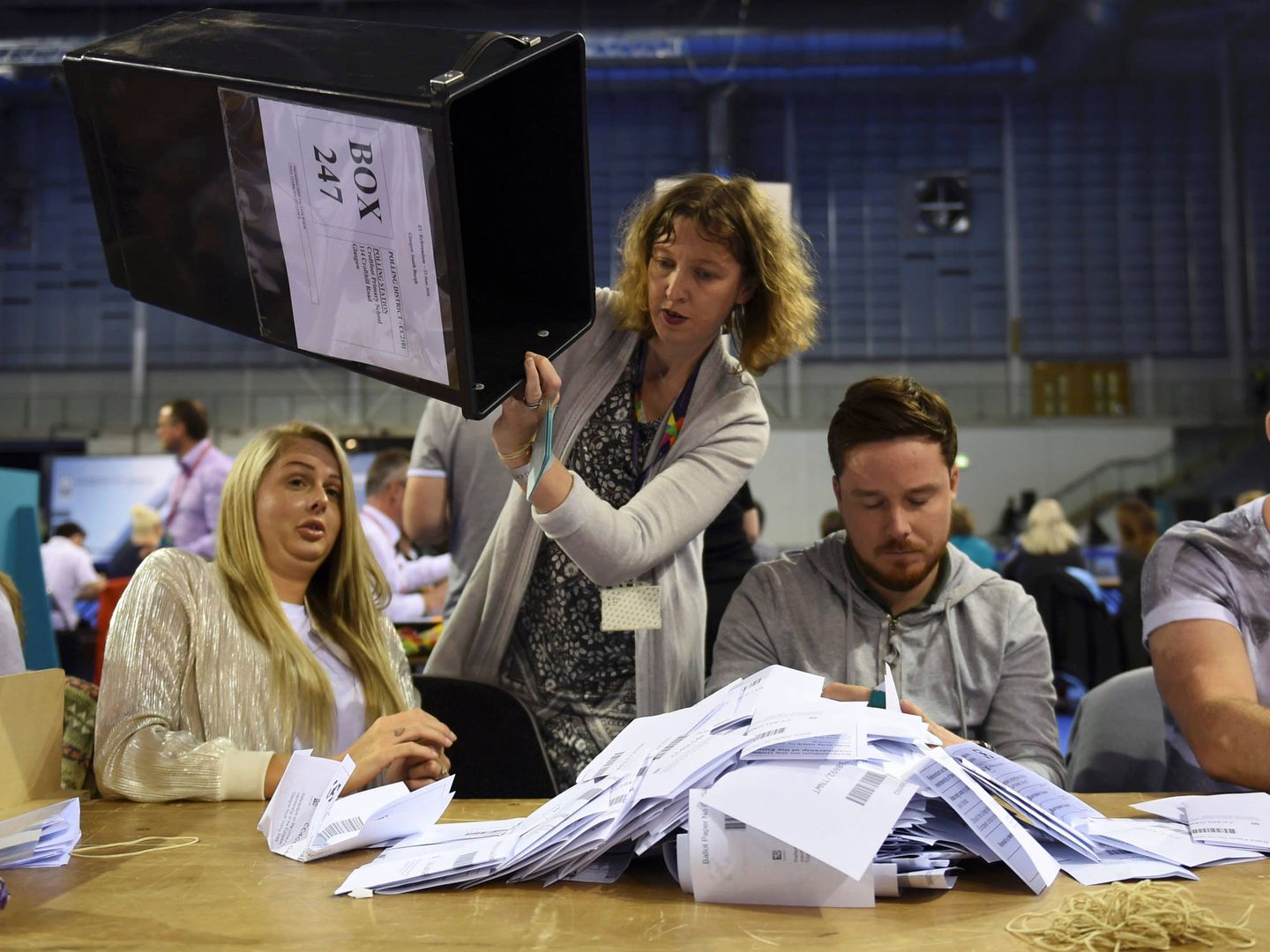 Recuento de votos en un colegio electoral tras el referéndum del Brexit, en Glasgow, Escocia, el 23 de junio de 2016. (Reuters) 