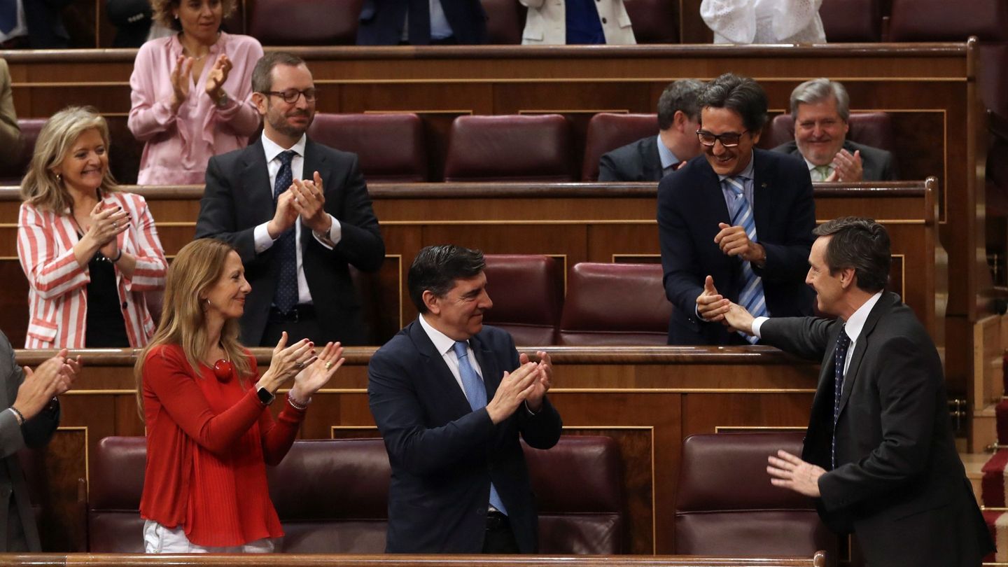 Rafael Hernando, aplaudido por la bancada popular este 27 de junio en el Congreso tras su intervención. (EFE)