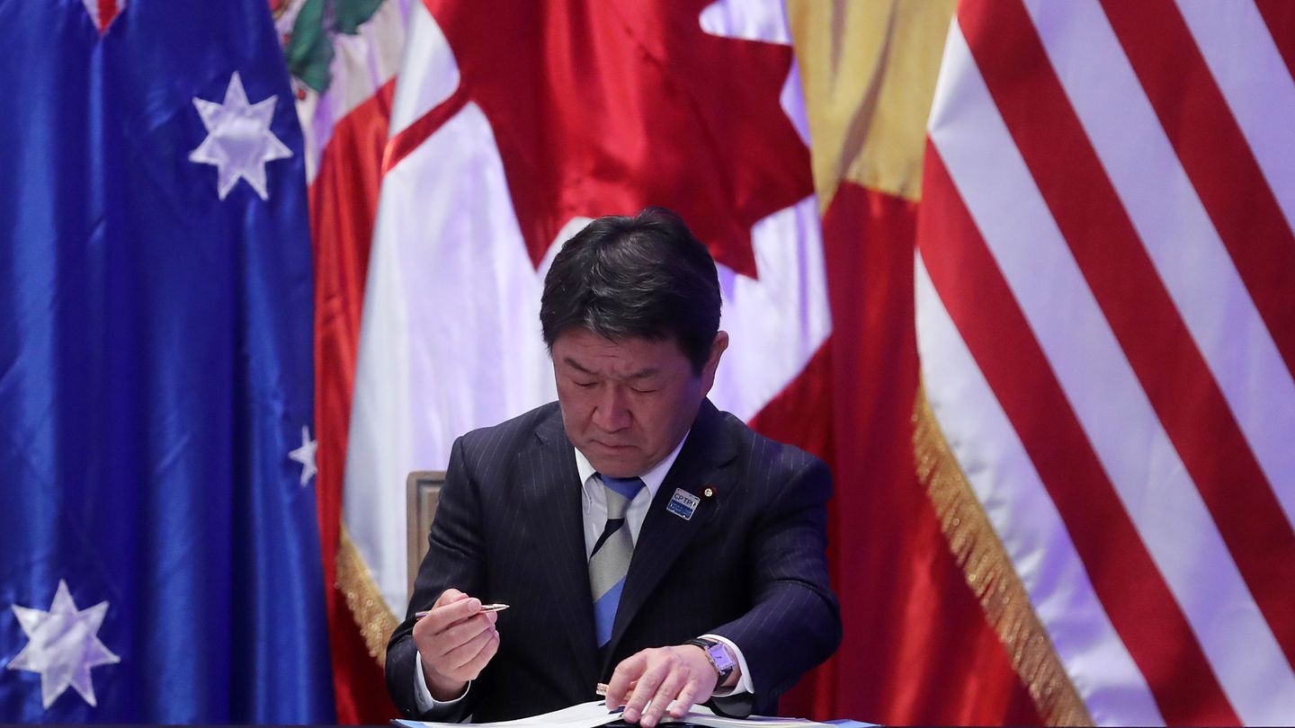 El ministro de Estado de Política Económica y Fiscal de Japón, Toshimitsu Motegi, firma el Acuerdo de Asociación Transpacífico, en marzo de 2018. (EFE)