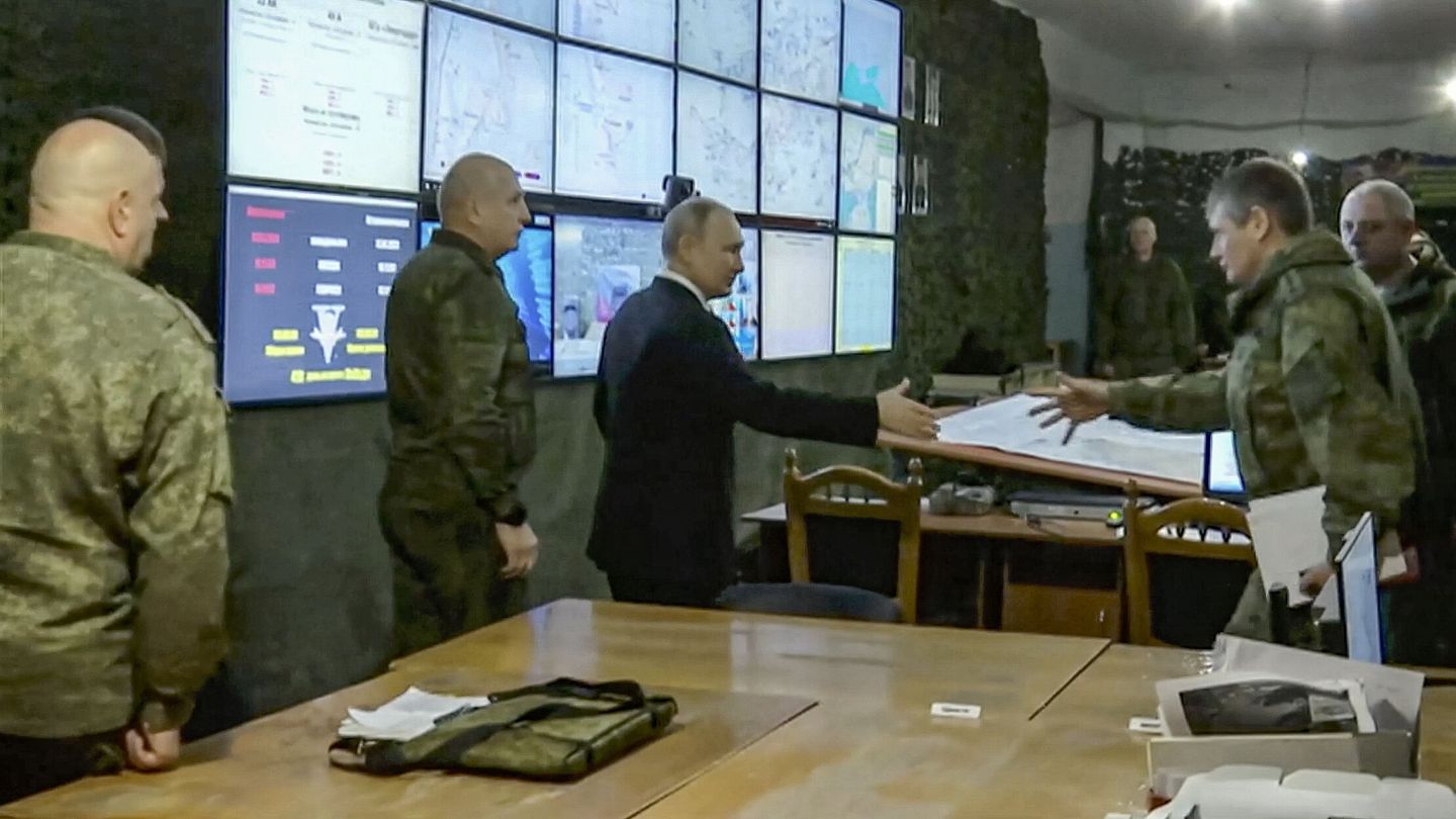 Kherson (-), 18 04 2023.- A handout still image taken from handout video provided by Kremlin.ru shows Russian President Vladimir Putin visiting the headquarters of the 'ÄòDnieper'Äô army group in the Kherson Region, 18 April 2023. Putin made working trips to the headquarters of the Dnieper grouping of troops in the Kherson direction and to the headquarters of the Vostok National Guard in the Luhansk People's Republic. (Rusia, Ucrania) EFE EPA KREMLIN.RU HANDOUT HANDOUT EDITORIAL USE ONLY NO SALES HANDOUT EDITORIAL USE ONLY NO SALES 