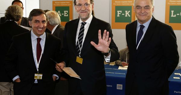 Foto: Rajoy (c), con el eurodiputado González Pons (d), en el congreso del PPE de 2015 en Madrid. (EFE)