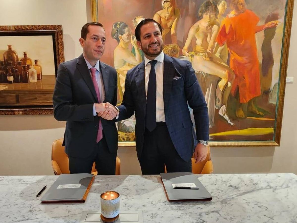 Foto: Andrés Barreto, director general de De la Espriella (izquierda), e Ignacio Fuster-Fabra, socio de Fúster-Fabra, durante la firma del acuerdo.  