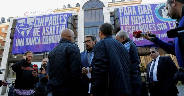 Foto: El abogado del colectivo neonazi Hogar Social Madrid, Ignacio Menéndez (c), durante la concentración que organizó el colectivo ante el edificio que okupó en Madrid. (EFE)