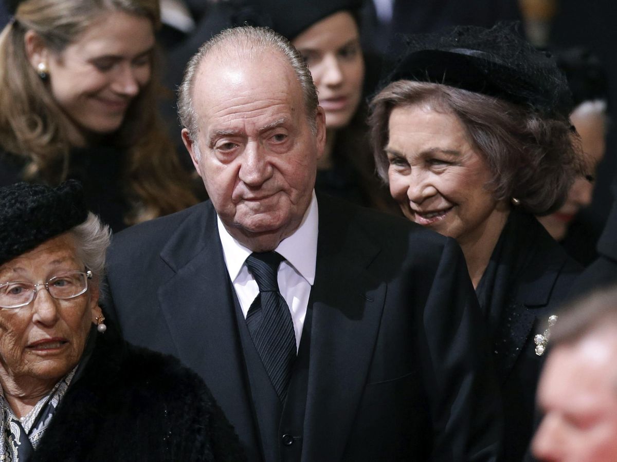 Foto: El rey Juan Carlos y la reina Sofía, en el funeral de Fabiola de Bélgica. (EFE)