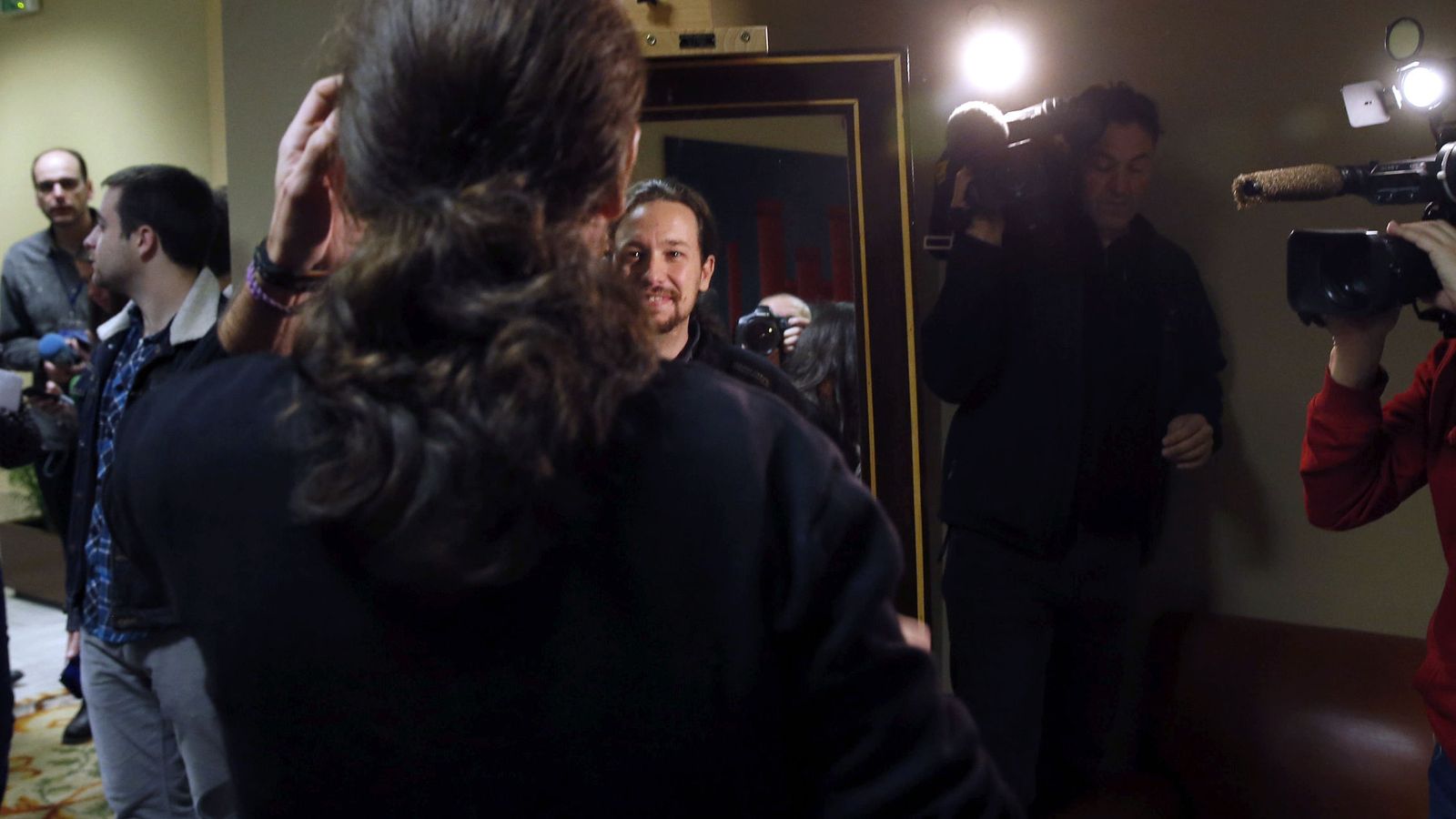 Foto: Pablo Iglesias se mira en un espejo antes de hacerse la fotografía para su credencial del Congreso. (EFE) 