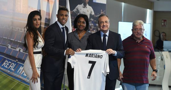 Foto: Mariano posa con la camiseta y el dorsal '7' junto a Florentino y sus familiares en el palco del Bernabéu. (Efe)