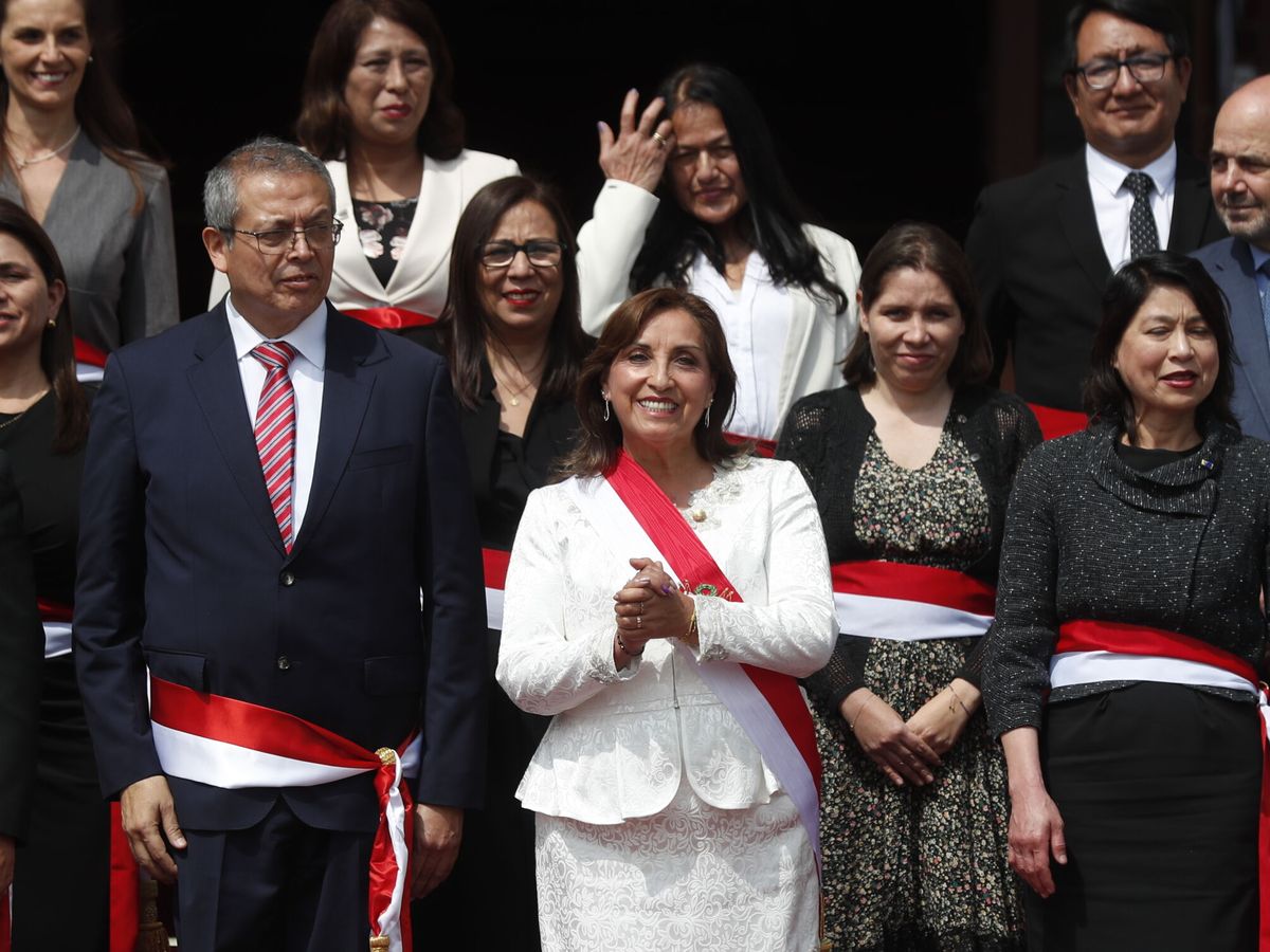 Foto: Dina Boluarte posa con su nuevo Gobierno. (EFE/Paolo Aguilar)