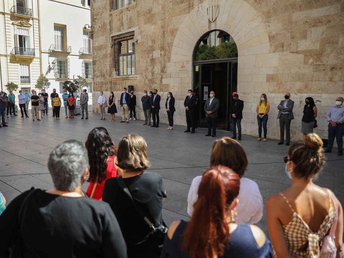 Foto: El Consell ha guardado este viernes tres minutos de silencio por el asesinato machista ocurrido en Patraix. Foto: Efe