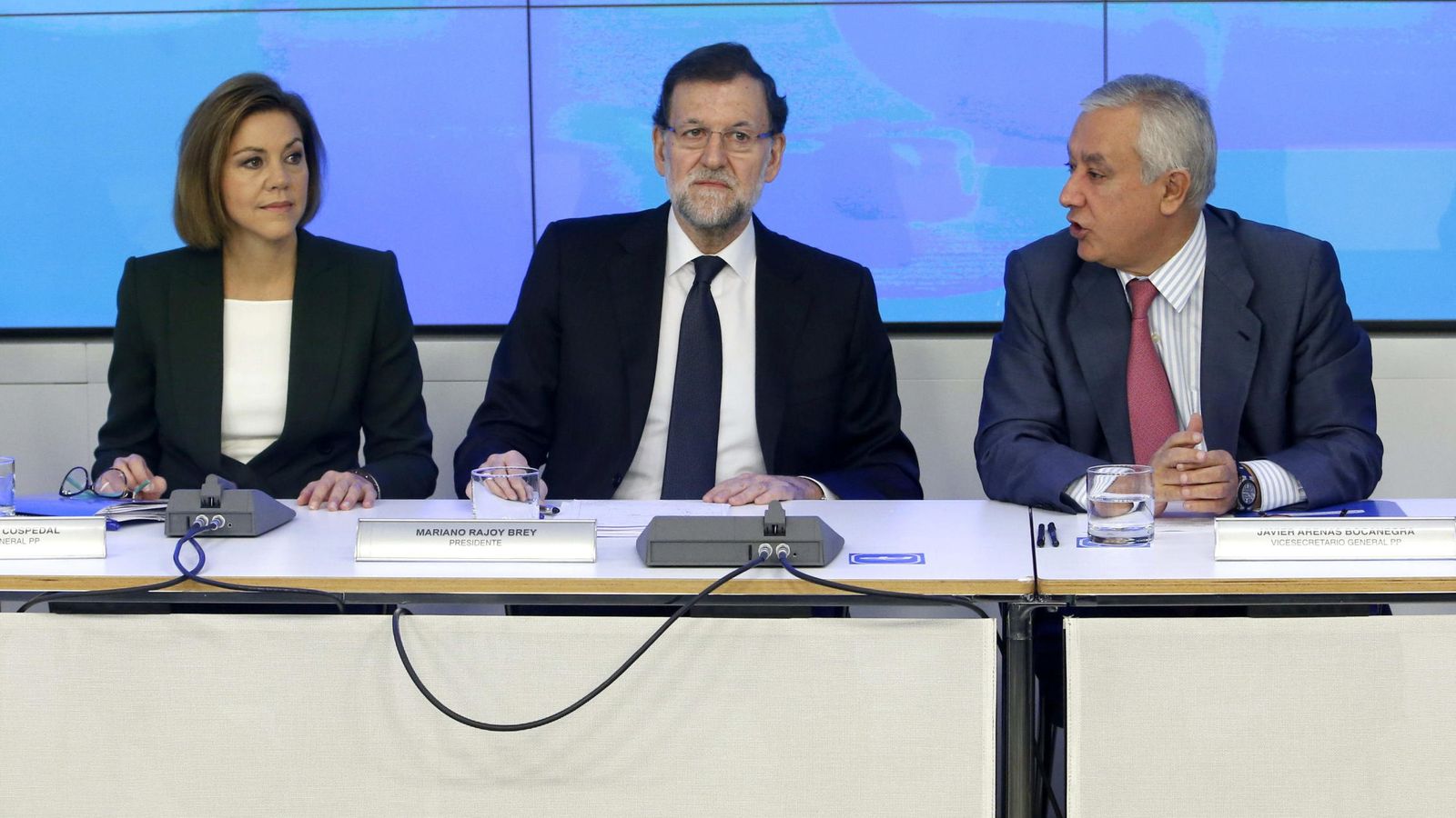 Foto: El presidente del Gobierno en funciones, Mariano Rajoy, junto a la secretaria general del PP, María Dolores de Cospedal, y el vicesecretario general, Javier Arenas. (Efe)