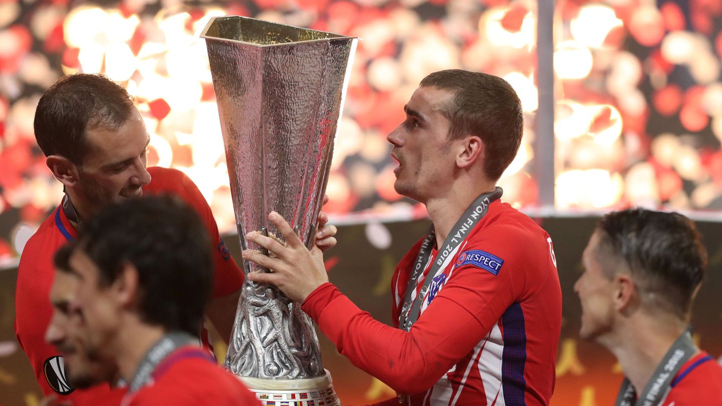 Griezmann levanta la Europa League ganada ante el Olympique de Marsella. (Reuters)