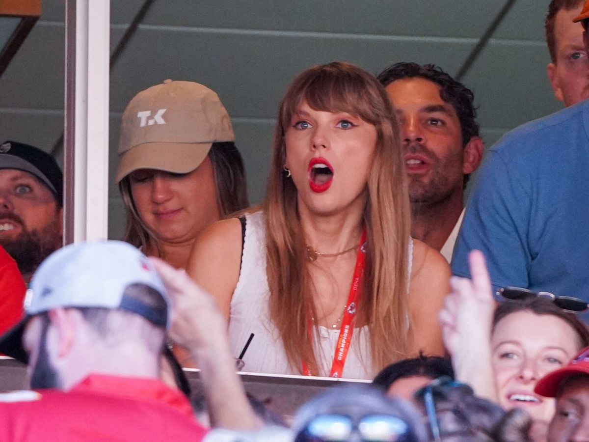 Foto: Taylor Swift animando a su novio, Travis Kelce, en un partido de los Chiefs. (Reuters)